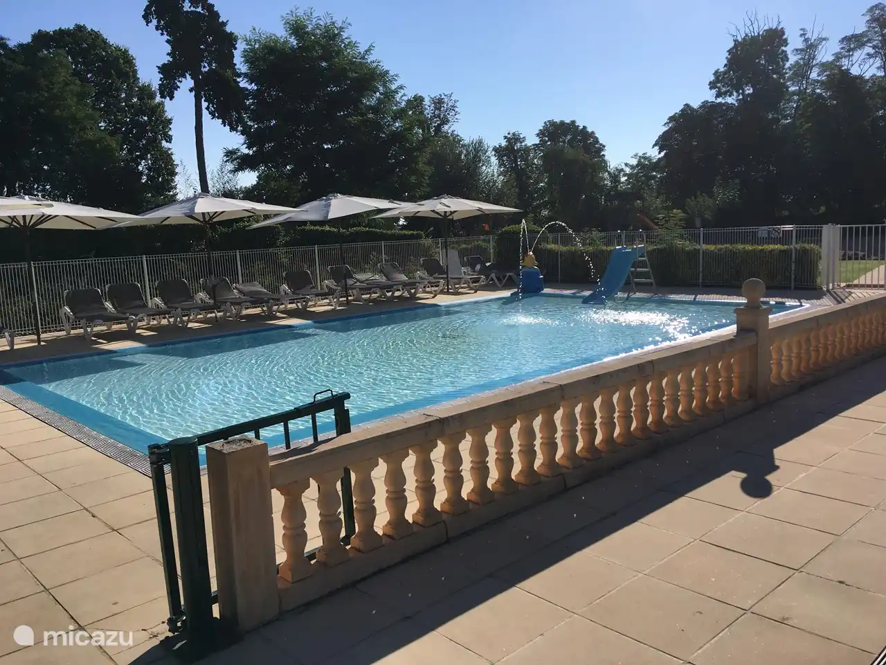 La piscine pour enfants.
Une des 3 piscines à l'arrière du château.