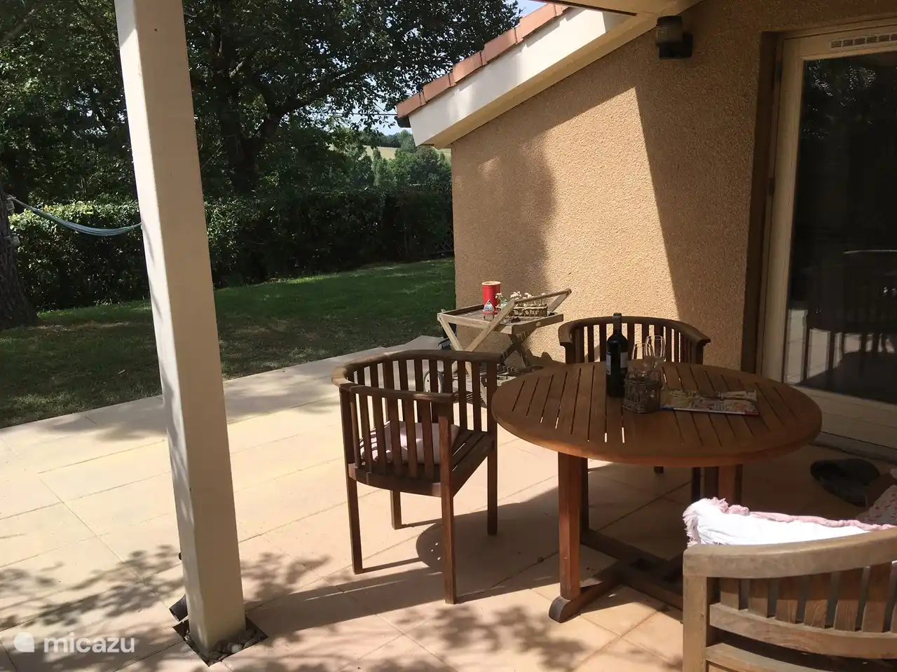 Deuxième terrasse, adjacente à la cuisine.