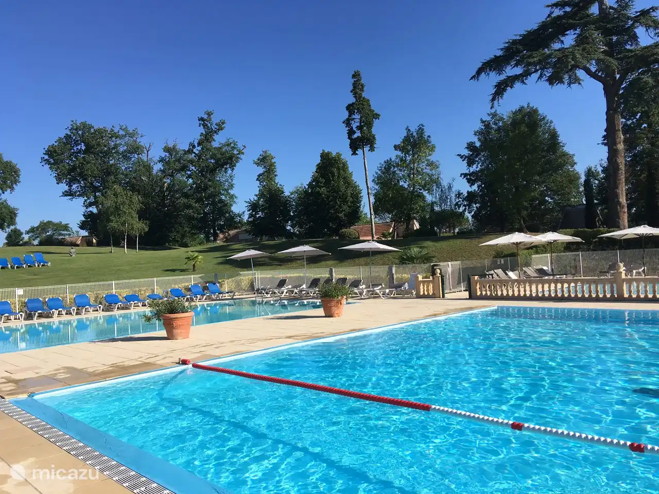 Deux piscines profondes dont une chauffée à l'arrière.