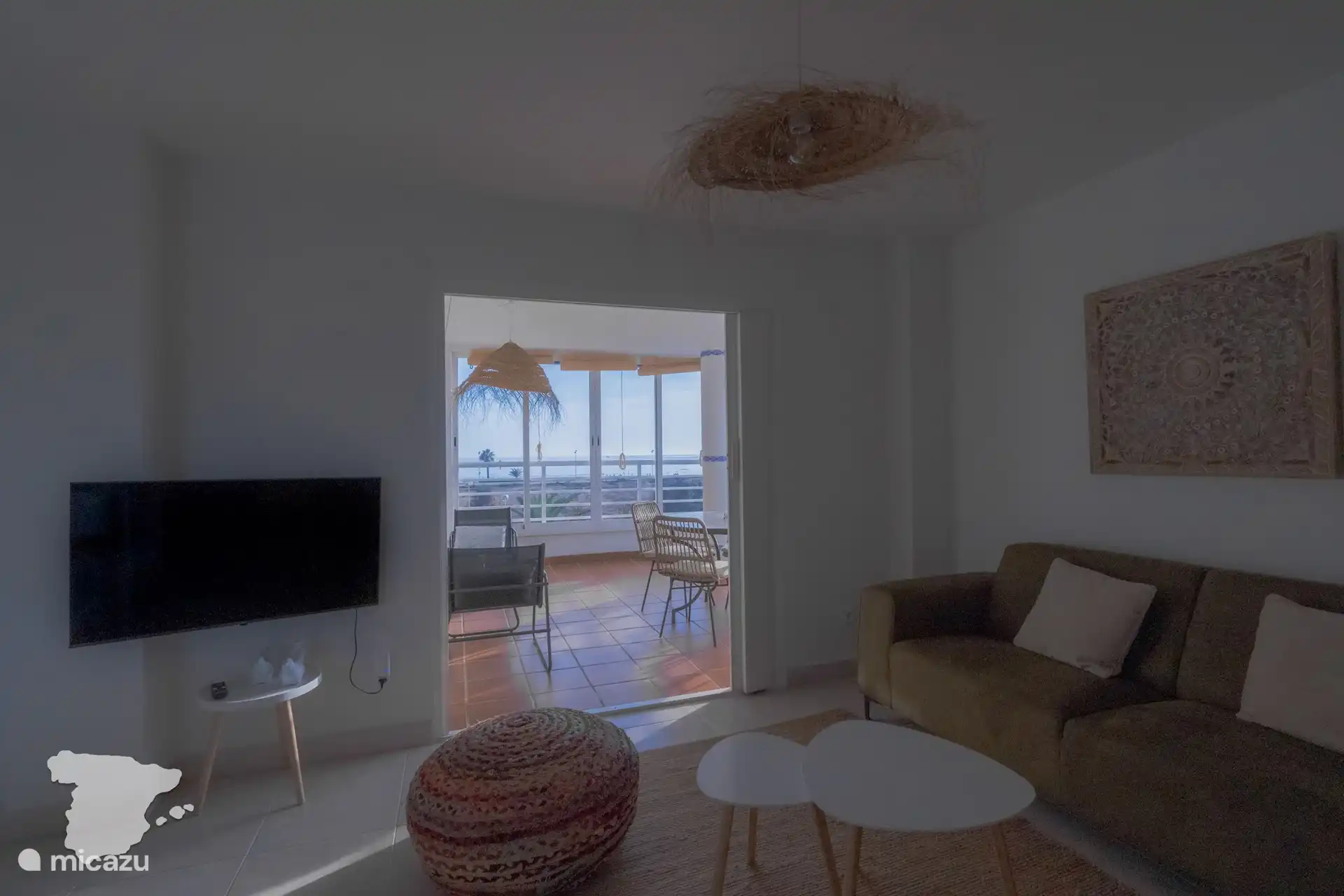 Salón con acceso al invernadero.