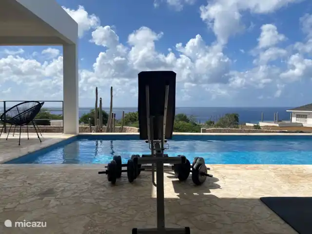 villa huren in Bonaire, Bonaire, Kralendijk – Villa Bonagio Bonaire view op de zee en Klein Bonaire; ook vanaf de fitness bank