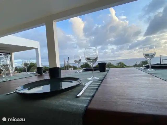 villa huren in Bonaire, Bonaire, Kralendijk – Villa Bonagio Bonaire De eet- en leef tafel staat op het ruime terras