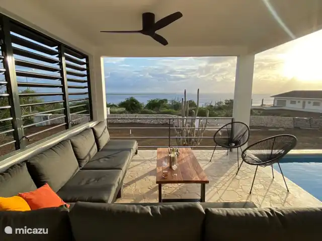 villa huren in Bonaire, Bonaire, Kralendijk – Villa Bonagio Bonaire De loungde deck is overdekt, met een groot raam met shutters om de passaat wind te reguleren