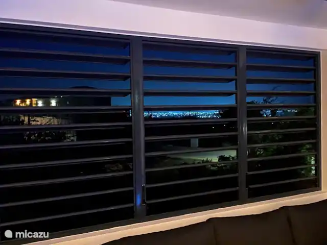 villa huren in Bonaire, Bonaire, Kralendijk – Villa Bonagio Bonaire shutters lounge deck, view richting donw town Kralendijk (lokaal aangeduid als 'Playa')