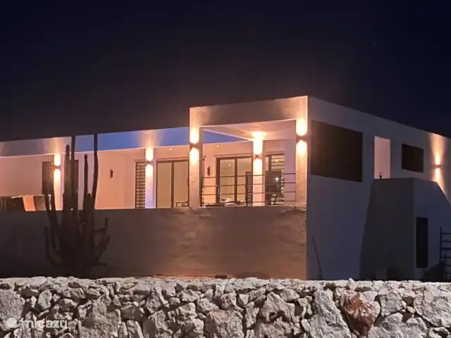 villa huren in Bonaire, Bonaire, Kralendijk – Villa Bonagio Bonaire in de avond gaat de sfeervolle 
buitenverlichting automatisch aan