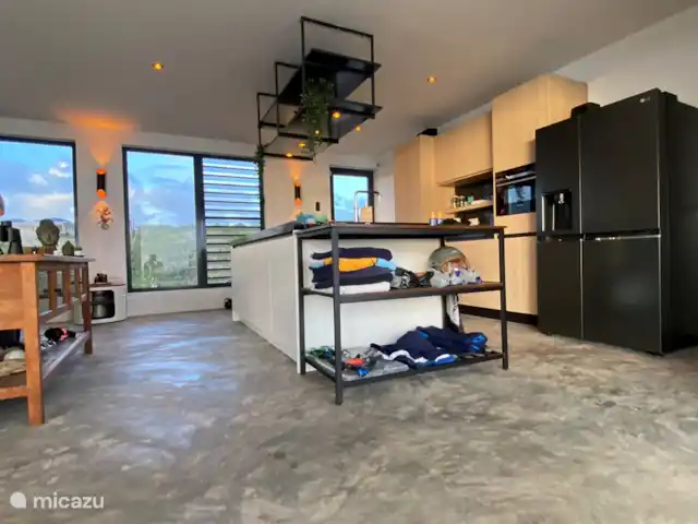villa huren in Bonaire, Bonaire, Kralendijk – Villa Bonagio Bonaire de keuken bevindt zich direct achter het terras.
Met US koelkast, quooker, combi magnetron, vaatwasser, inductie kookplaat, nespresso apparaat, broodtrooster, tosti apparaat