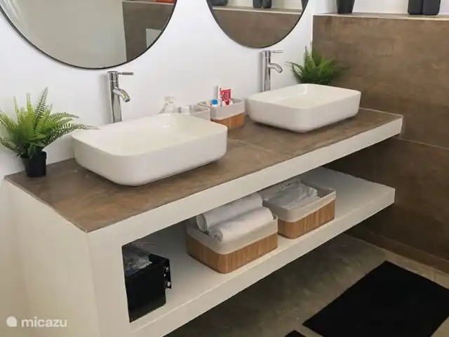 villa huren in Bonaire, Bonaire, Kralendijk – Villa Bonagio Bonaire wastafel van badkamer 1