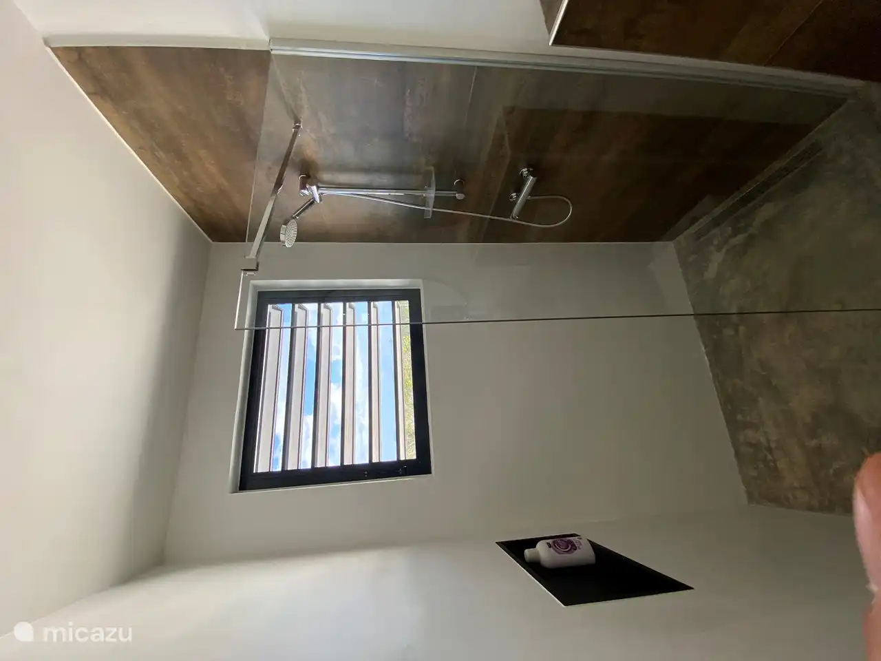 bathroom bedroom 2 (sea view while showering)