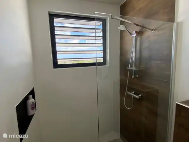 villa huren in Bonaire, Bonaire, Kralendijk – Villa Bonagio Bonaire badkamer slaapkamer 2 (al douchend zicht op zee)