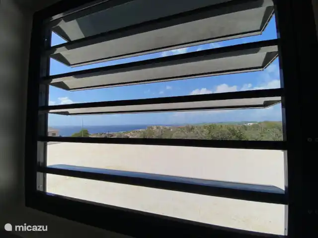 villa huren in Bonaire, Bonaire, Kralendijk – Villa Bonagio Bonaire uitzicht badkamer van slaapkamer 3