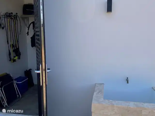 villa huren in Bonaire, Bonaire, Kralendijk – Villa Bonagio Bonaire opslaghok (voor bijv duikspullen) en rinse bak; de aut
o kan er direct  bij geparkeerd worden