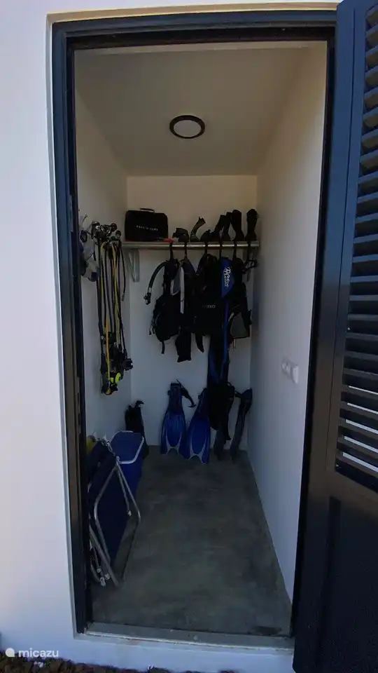 storage room for diving equipment; lockable.
After rinsing, the diving gear can be hung up wet,
