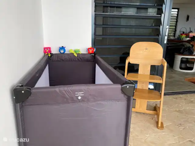 villa huren in Bonaire, Bonaire, Kralendijk – Villa Bonagio Bonaire campingbed en stoel voor de jongste gasten