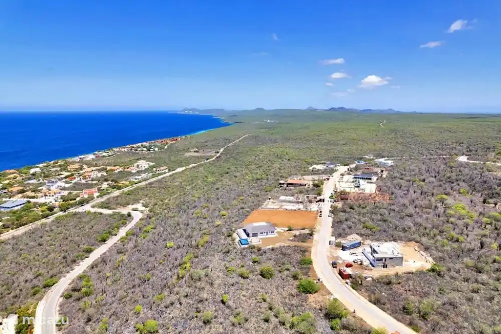 On the north side, the Queens Highway (scenic drive!) runs past snorkeling and diving sites, including 1000 Steps
