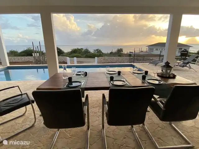 villa huren in Bonaire, Bonaire, Kralendijk – Villa Bonagio Bonaire De eet- en leef tafel staat op het ruime terras