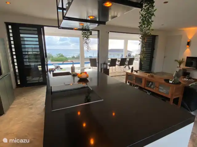 villa huren in Bonaire, Bonaire, Kralendijk – Villa Bonagio Bonaire elke dag de schuifdeuren volledig open; de keuken & kamer staan in verbinding met het terr
as en buiten