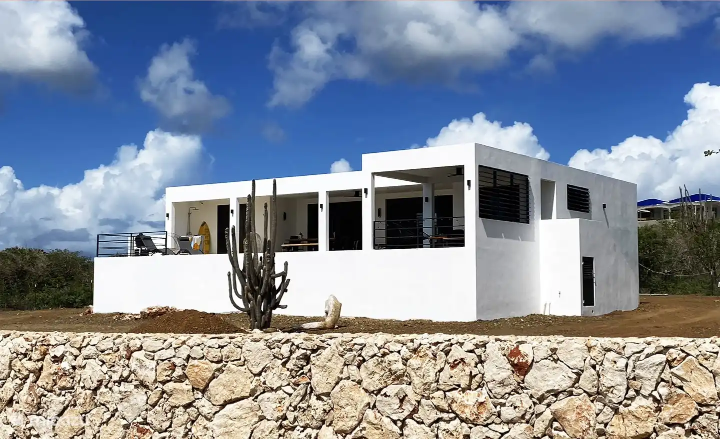 The villa is located on a plot of more than 2000m2, with a cliff wall at the front and a fence