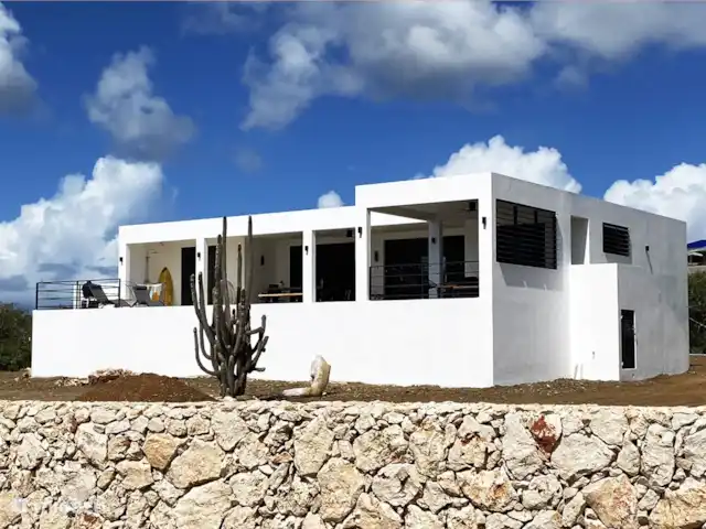 villa huren in Bonaire, Bonaire, Kralendijk – Villa Bonagio Bonaire De villa ligt op een kavel van meer dan 2000m2, met aan de voorkant een klipmuur en verder een omheining