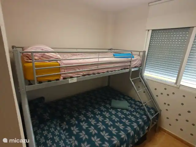appartement huren in Spanje, Costa Blanca, La Mata – Boathouse Slaapkamer voorzien van een stapelbed (bovenaan 90 cm breed op 2 m lang en onderaan 1.4 m breed op 2 m lang) met een plafondventilator op afstandsbediening.
