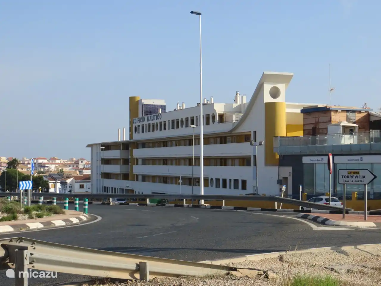 Het appartement bevindt zich in een prachtig en uniek gebouw.