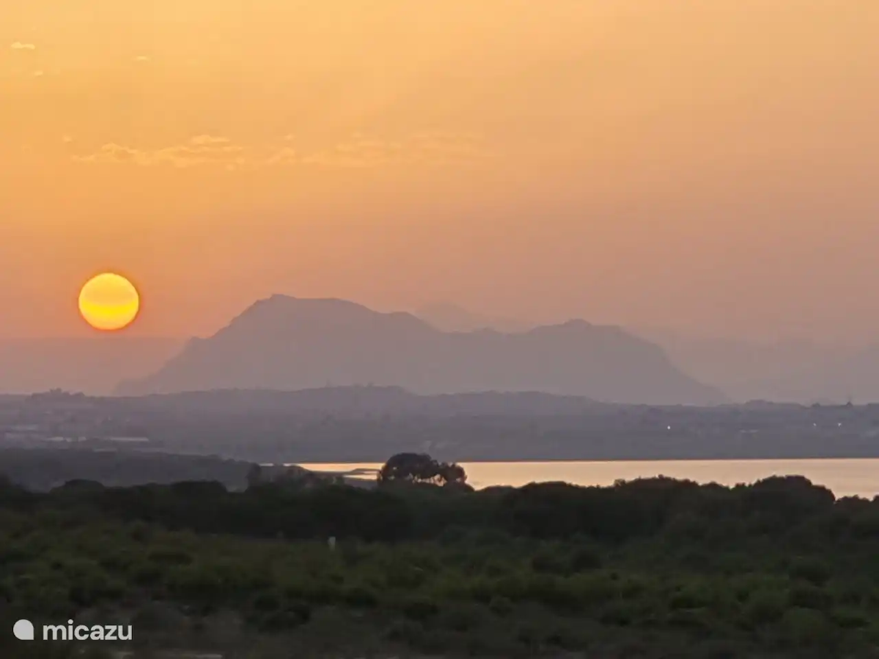 Vanuit de keuken geniet je 's avonds van een prachtige zonsondergang en uitzicht over het natuurpark van La Mata.