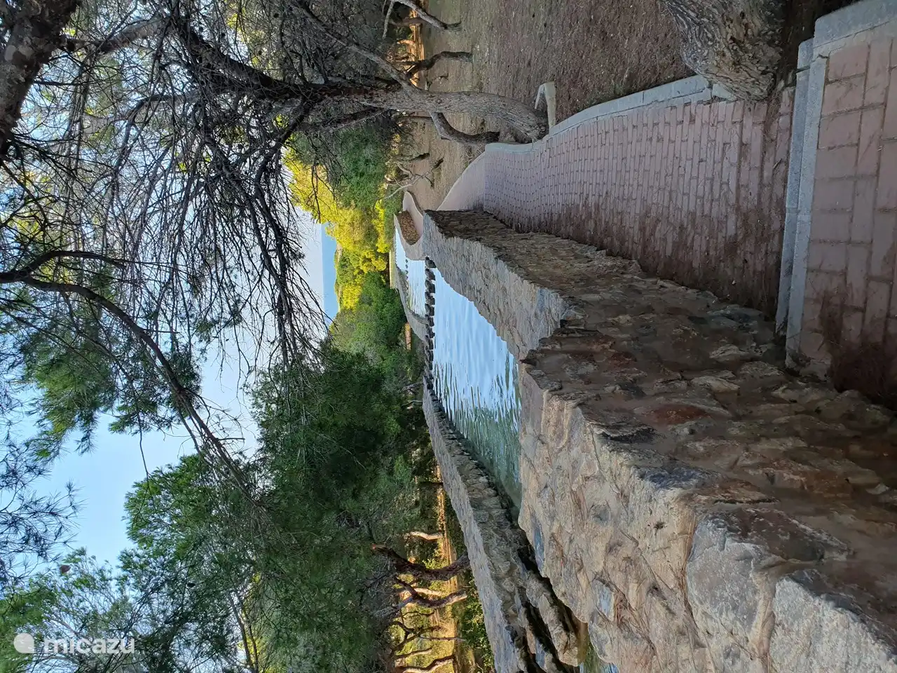 Het watermolenpark (Parque del Molino de Agua) ligt net aan de urbanisatie en zorgt voor een aangename doorsteek naar de duinen en het strand.