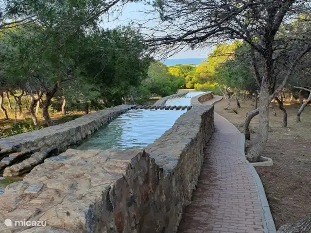 appartement huren in Spanje, Costa Blanca, La Mata – Boathouse Het watermolenpark (Parque del Molino de Agua) ligt net aan de urbanisatie en zorgt voor een aangename doorsteek naar de duinen en het strand.