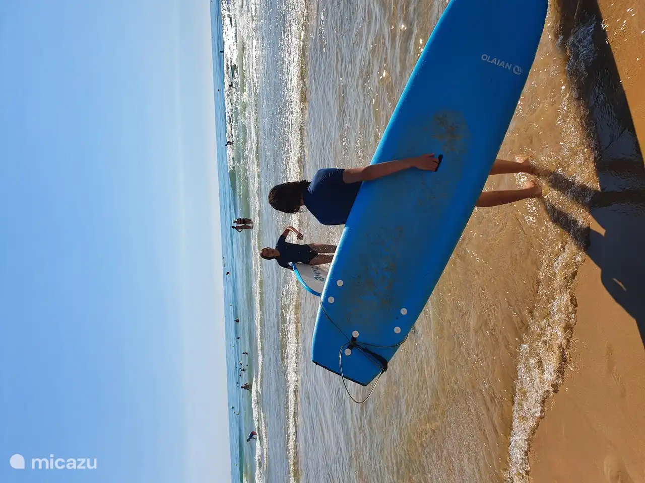 Surfen op het strand van La Mata