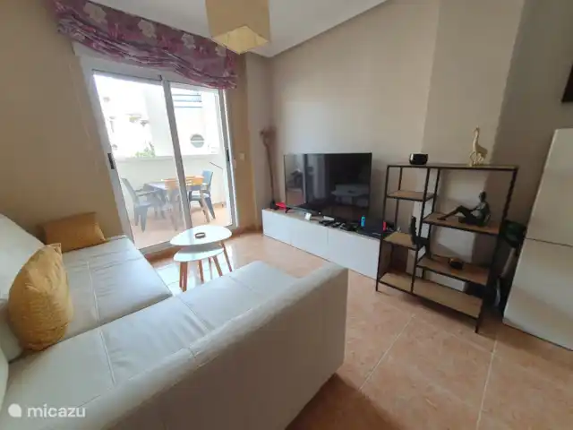appartement huren in Spanje, Costa Blanca, La Mata – Boathouse Aangename woonkamer met grote HD tv voorzien van internationale zenders en een uitgebreide videotheek. De woonkamer heeft een nieuw geïnstalleerde airco.
