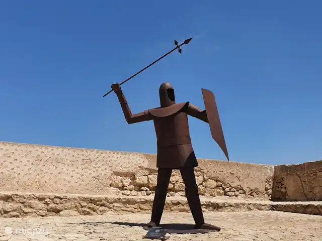 appartement huren in Spanje, Costa Blanca, La Mata – Boathouse Het Santa Barbara kasteel in Alicante is gratis te bezoeken en verschaft een schitterend uitzicht over de omgeving.