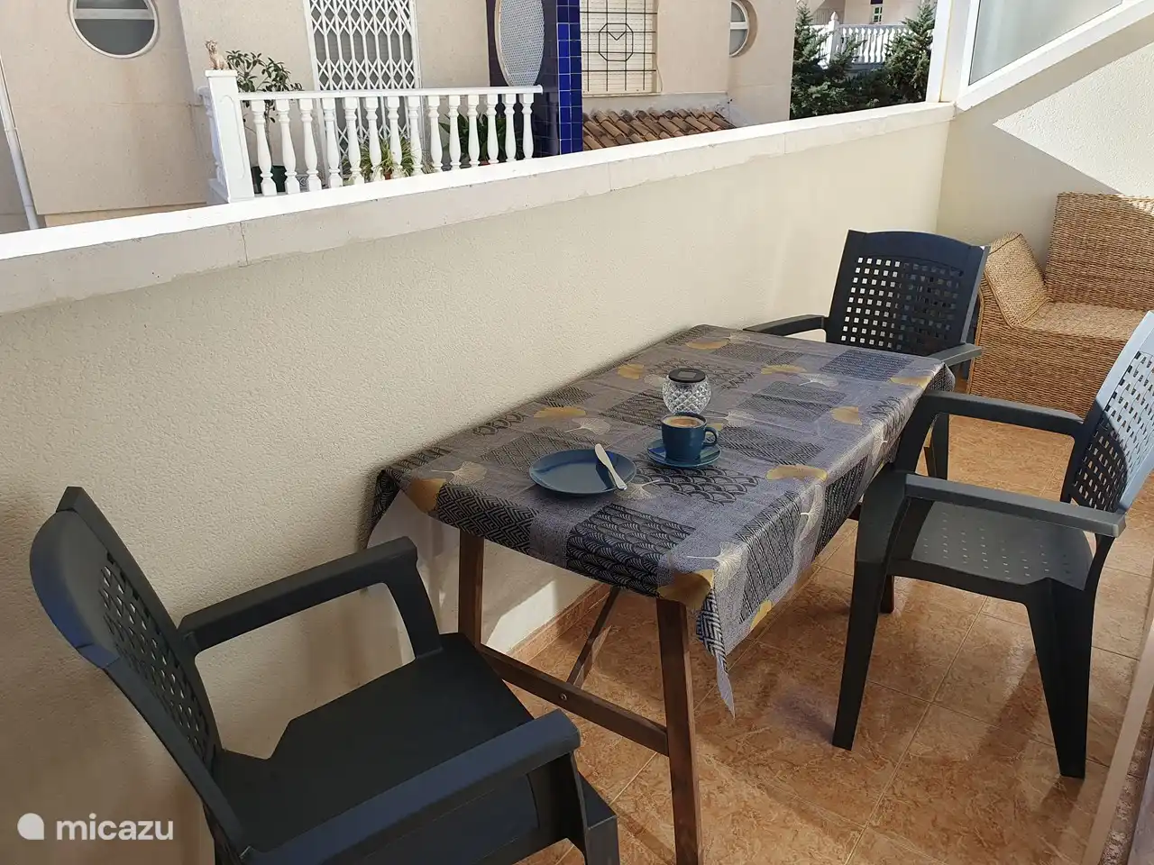 Op het balkon hebt u de mogelijkheid om buiten te eten.