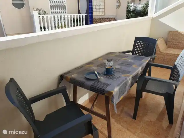 appartement huren in Spanje, Costa Blanca, La Mata – Boathouse Op het balkon hebt u de mogelijkheid om buiten te eten.