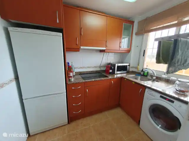 appartement huren in Spanje, Costa Blanca, La Mata – Boathouse Ingerichte keuken met inductiekookplaat, magnetron, Nespresso machine, waterkoker, wasmachine, ...