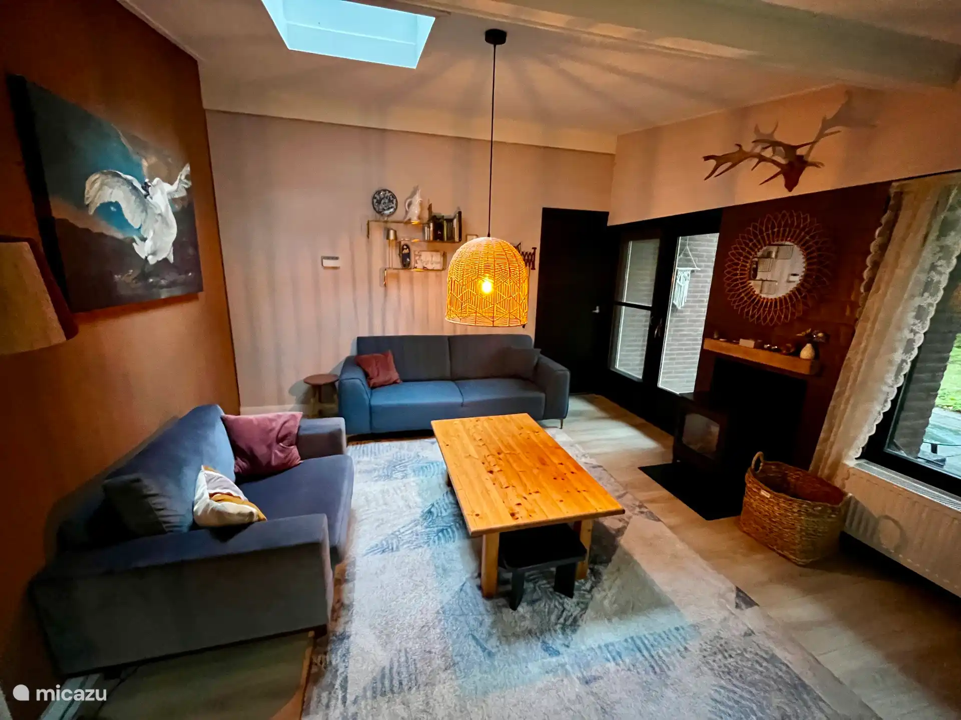 Gemütliches Wohnzimmer mit schönem Holzofen