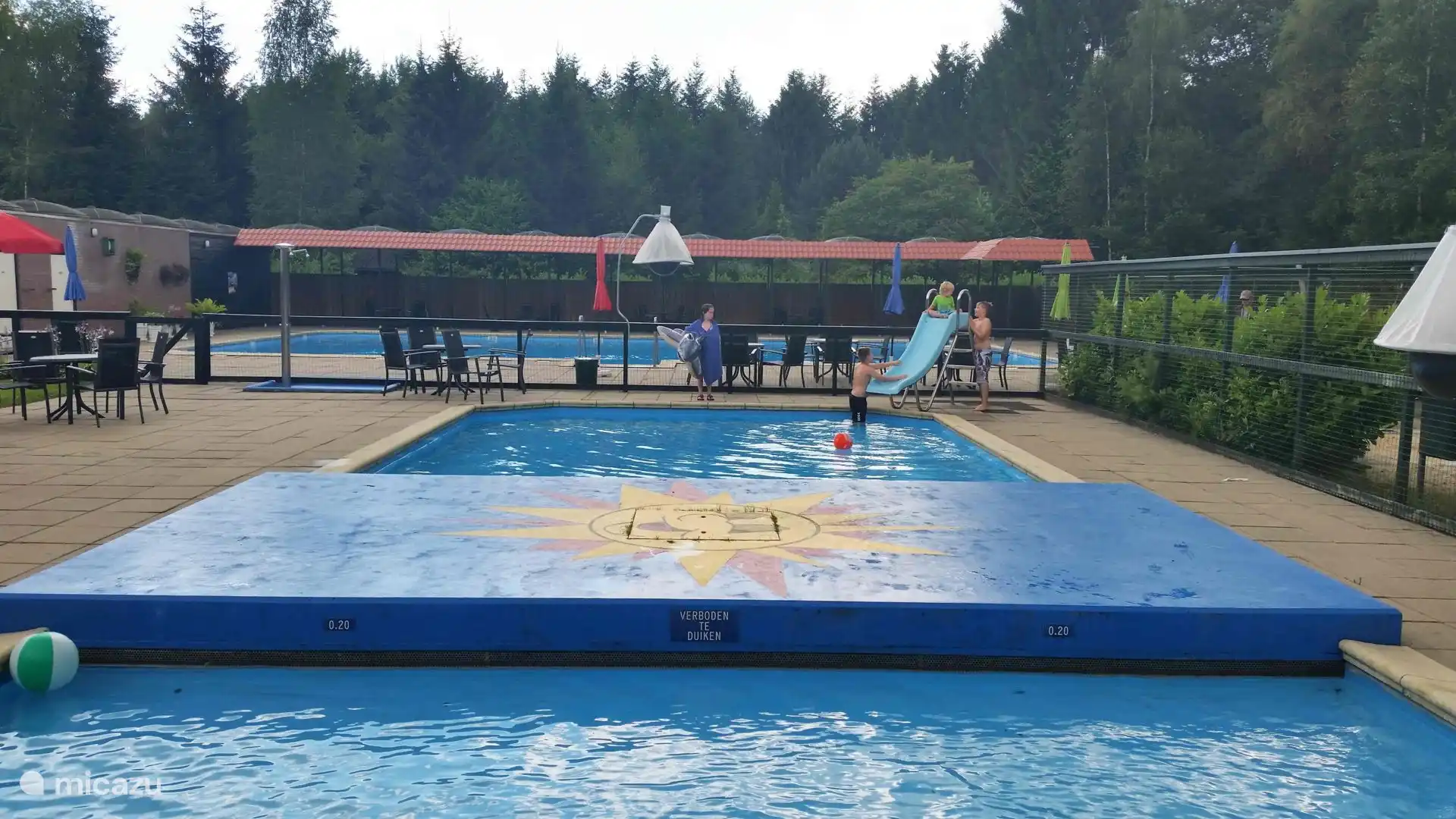 Auch die Kleinen können sich im 20 cm großen Planschbecken austoben.