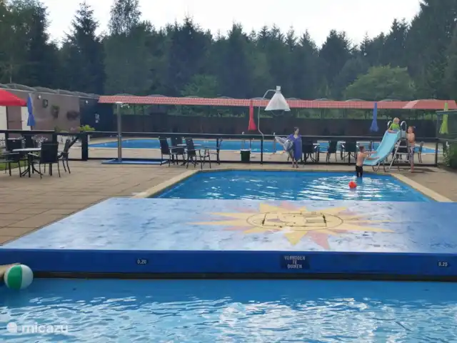 Location de Vacances Pays-Bas, Overijssel, Giethmen, bungalow - Bois de mélèze Même les plus petits peuvent jouer dans la pataugeoire de 20cm.