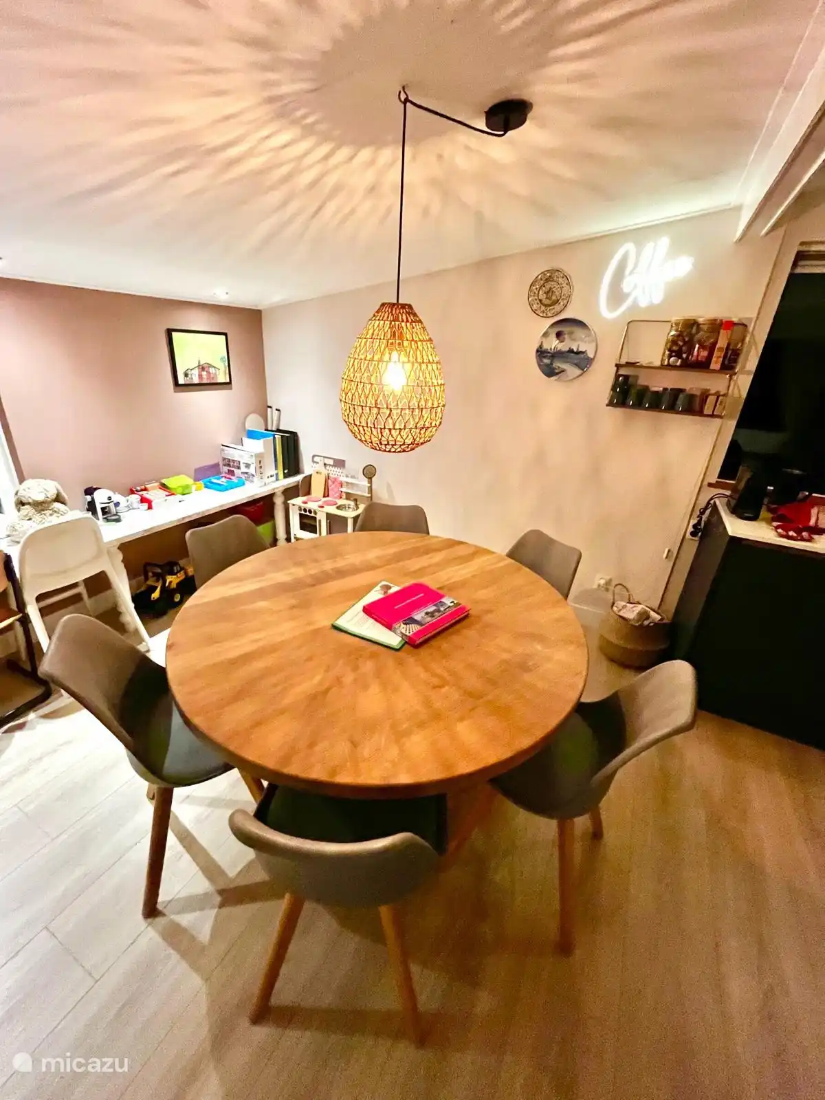 Geräumiger Esstisch für 6-7 Personen. IKEA-Hochstuhl sowie IKEA-Hochstuhl werden bereitgestellt.