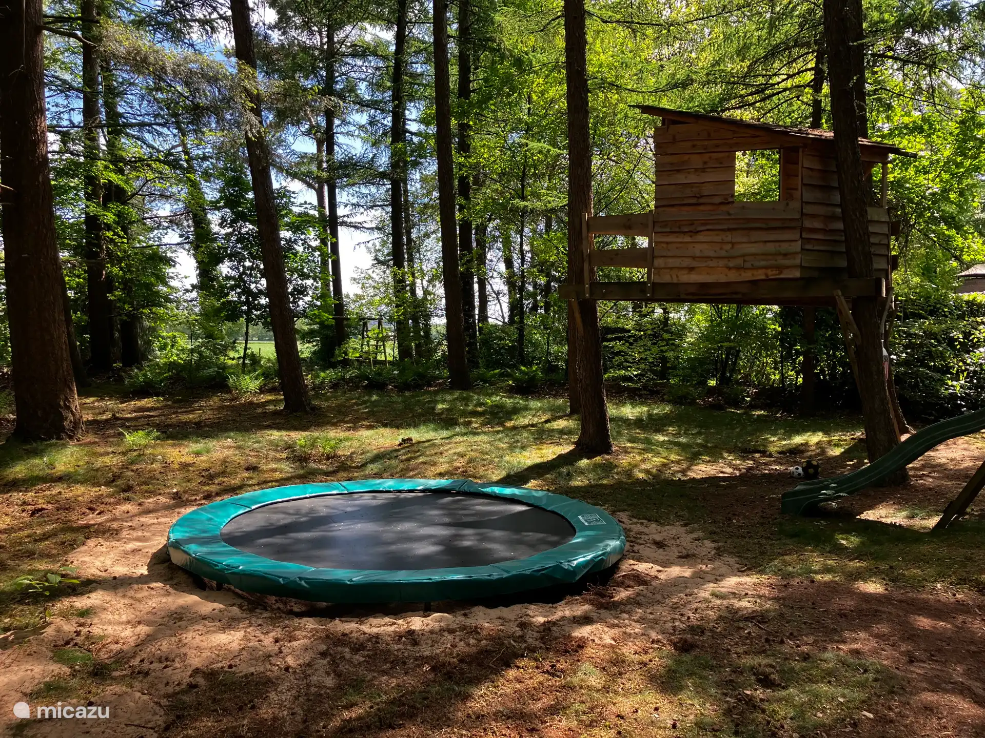 Ein schönes, in den Boden eingelassenes Trampolin