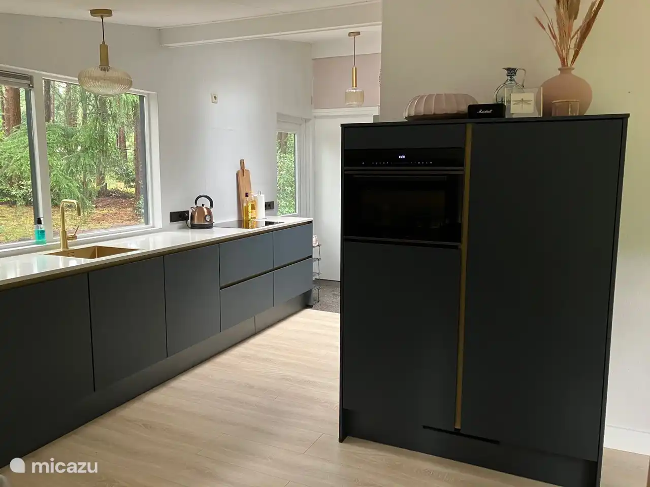 Rechts 2 Hochschränke, links der Kombibackofen und ein großer Gefrierschrank. Rechts ein hoher Kühlschrank.