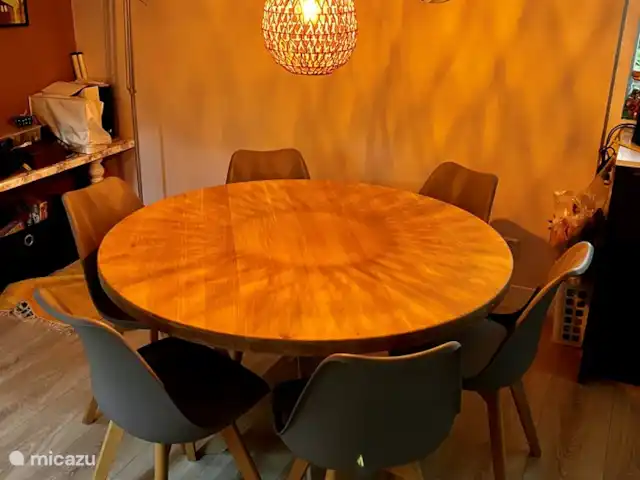 Location de Vacances Pays-Bas, Overijssel, Giethmen, bungalow - Bois de mélèze Agréable coin repas avec une spacieuse table à manger ronde en chêne de 130 cm de diamètre, idéale pour 5 à 7 personnes.