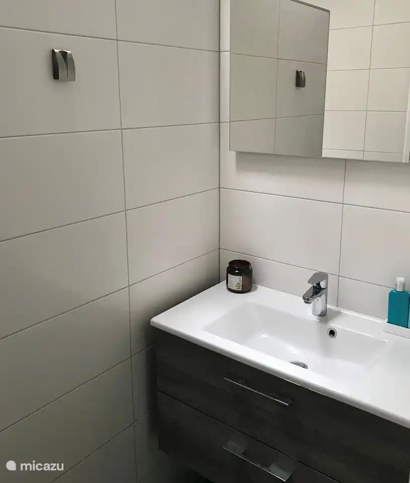 Gepflegtes Badezimmer mit Steckdose am Waschbecken. Fußbodenheizung (Zentralheizung) und regulierbare Absaugung.