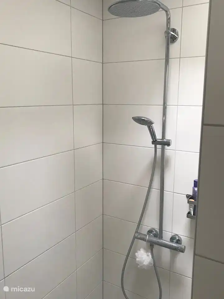 Begehbare Dusche mit Thermostatarmatur und Regenduschfunktion. Fußbodenheizung (Zentralheizung) und regulierbare Absaugung.