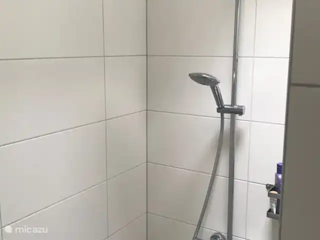 Location de Vacances Pays-Bas, Overijssel, Giethmen, bungalow - Bois de mélèze Douche à l'italienne avec robinet thermostatique et fonction pluie. Chauffage au sol (chauffage central) et extraction réglable.