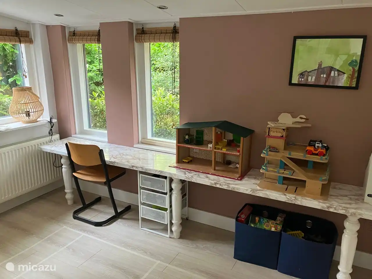 Spielecke mit Bastelbedarf, Puppenhaus, Papier etc.