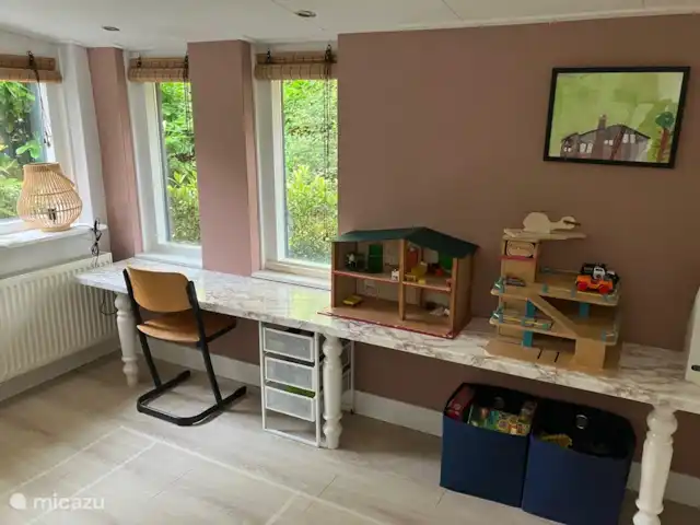 Location de Vacances Pays-Bas, Overijssel, Giethmen, bungalow - Bois de mélèze Coin jeu avec fournitures d'artisanat, maison de poupée, papier, etc.