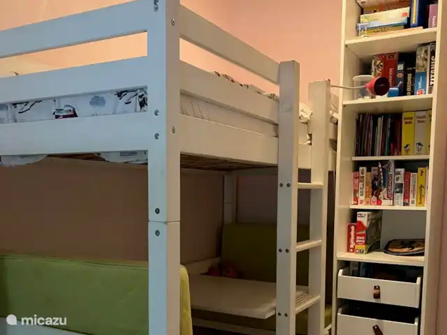 Location de Vacances Pays-Bas, Overijssel, Giethmen, bungalow - Bois de mélèze Chambre avec lit mezzanine et lit simple. Le lit mezzanine se transforme en un instant en lit superposé pour un couchage supplémentaire pour un enfant.