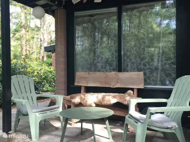 Location de Vacances Pays-Bas, Overijssel, Giethmen, bungalow - Bois de mélèze Asseyez-vous dehors sous le toit, avec le foyer extérieur allumé ou le bon barbecue ?