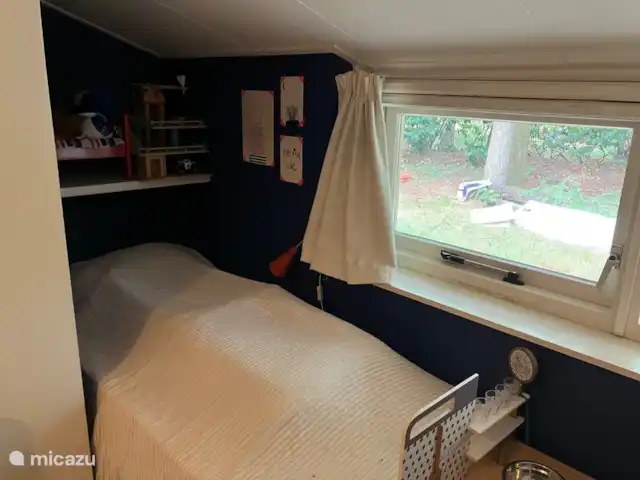 Location de Vacances Pays-Bas, Overijssel, Giethmen, bungalow - Bois de mélèze Chambre avec lit mezzanine et lit simple. Le lit mezzanine se transforme en un instant en lit superposé pour un couchage supplémentaire pour un enfant.