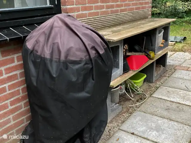 Location de Vacances Pays-Bas, Overijssel, Giethmen, bungalow - Bois de mélèze Un grand barbecue de bonne qualité avec une jauge de température, afin que vous puissiez maintenir la température souhaitée.