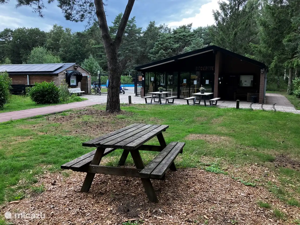 Die Rezeption ist ca. 140 Meter entfernt. Kinder können problemlos selbst zum Spielplatz oder ins Schwimmbad gehen, eventuell mit den Walkie-Talkies.